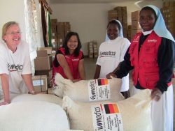 Die humedica Koordinatorinnen Heidi Nicklin und Rosalyn Hoppe in der Projektzentrale in Mutare. Foto: humedica.