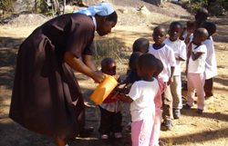 Vor dem Picknick am Stausee wäscht Schwester Anu Rite den Kindern die Hände. Foto: humedica/ Heidi Nicklin