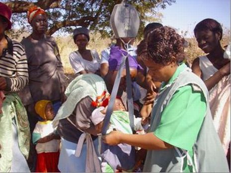 Kleinkinder werden gewogen. Foto: humedica