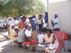 Willkommen zur humedica-"Sprechstunde" in Simbabwe. Foto: humedica