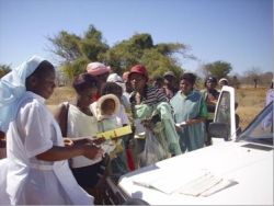 Patienten warten geduldig auf ihre Behandlung. Foto: humedica