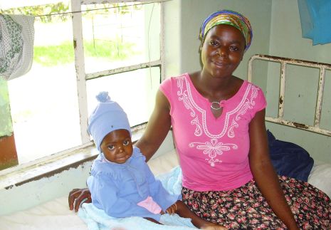 Mutter und Kind sind dankbar für die medizinische Versorgung. Foto: humedica/Simon