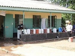 In Kanistern muss das wertvolle saubere Trinkwasser zu den Patienten in den Krankenhäusern gebracht werden. Foto: humedica/Corinna Blume