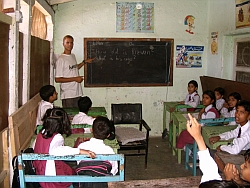 Die humedica-eigene Schule hat ihren Betrieb 2007 wieder aufnehmen können. Foto: humedica