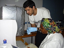 Illias Nazzal engagiert sich als medizinisch-technischer Assistent in der humedica-Klinik Kollo (Niger). Foto: humedica