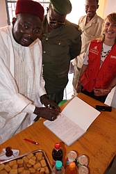 Auch der Präfekt von Kollo unterzeichnete den Vertrag zum Bau des Bettentraktes. Foto: humedica