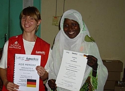 Jeder Teilnehmer erhielt vom humedica-Team um Simone Winneg eine Urkunde und ein Meningitis-Notfallset. Foto: humedica