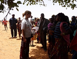 Simone Winneg spricht mit den geduldig wartenden Patienten in Larba. Foto: humedica