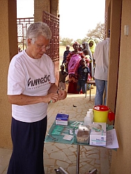 Dr. Irmgard Harms trifft Vorbereitungen für die täglichen Impfungen. Foto: humedica/Simone Winneg