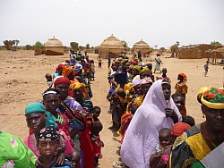 Lange Schlangen bildeten sich in Larba, einem Örtchen außerhalb von Kollo. Foto: humedica/Simone Winneg