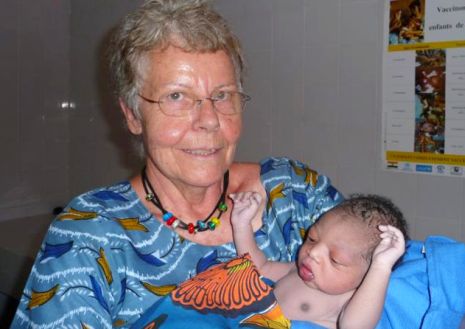 Dr. Irmgard Harms mit dem lebendigen, kleinen Mohamed. Foto: humedica/Winneg