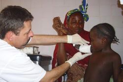 Dr. Matthias Heß dressed the wound of the young girl. Photo: humedica/Winneg