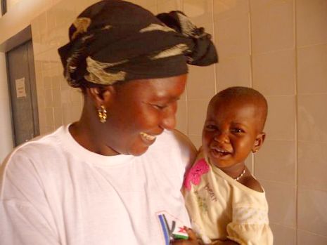 Das Warten hat ein Ende: Eine Mutter bringt ihr Kind zur Behandlung. Foto: humedica/Winneg