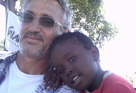 Die Dankbarkeit der Menschen in Namibia ist groß, was auch Koordinator Gerhard Braunmiller erfährt. Foto: humedica/Janika Simon