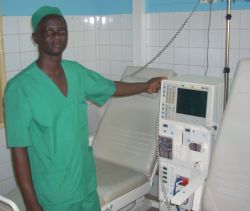 Vier weitere dieser Dialysegeräte werden im CNHU-Hospital Cotonou benötigt, um die Patienten ausreichend zu versorgen. Foto: humedica
