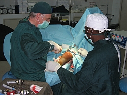 Professor Dr. Heinrich Stiegler schulte das medizinische Team sowohl theoretisch, als auch praktisch. Foto: humedica