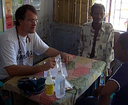 Dr. Markus Hohlweck, Internist aus Bonn, half bereits 2007 nach dem Zyklon "Sidr" in Bangladesch. Foto: humedica/Dieter Schmidt
