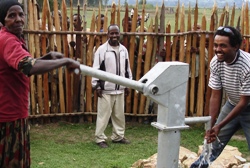 Mit handbetriebenen Wasserpumpen können die Einheimischen an das Grundwasser gelangen. Foto: humedica