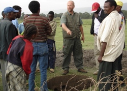 humedica-Koordinator und Projektleiter Dietmar Köthnig betreibt in Zusammenarbeit mit Einheimischen das Brunnenprojekt. Foto: humedica