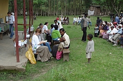Behandlung unter freiem Himmel: Nicht nur in Afrika typisch für humedica-Einsätze. Foto: humedica