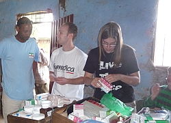 Die provisorische Apotheke ist wichtiges Element der Behandlungen. Foto: humedica/Annett Michael