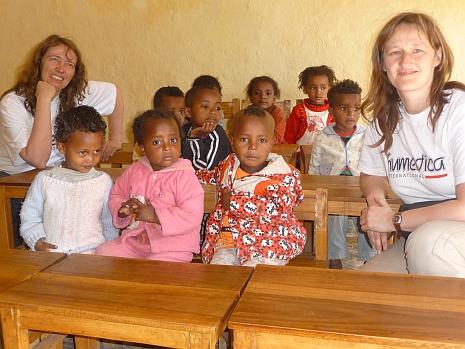 Annett Michael (rechts) und Susanne Merkel mit den "Gefängniskindern" aus Fiche. Foto: humedica