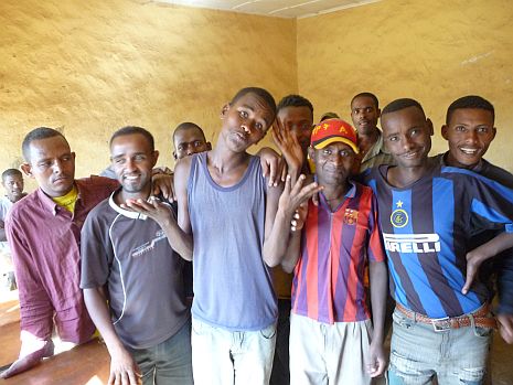 Auch nach einer Zahnbehandlung verloren die Patienten ihr Lächeln nicht. Foto: humedica/Lutz