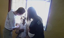 Dr. Tobias Lutz behandelt einen Patienten. Foto: humedica/Lutz