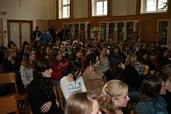 150 Schülerinnen lauschten gebannt den Ausführungen von Jean-Robert Saget. Foto: humedica