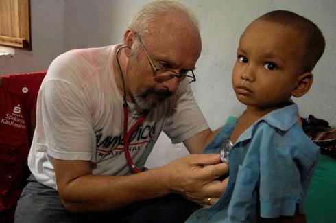 Kinderarzt Dr. Ulrich Seemann untersucht einen Jungen. Foto: humedica