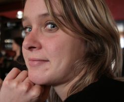 Julia Törper arbeitet für humedica an einem speziellen Projekt: Foto: humedica