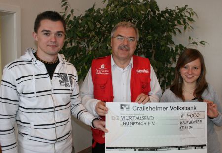 Adrian Goldmann und Mareike Laue übergeben das Ergebnis ihres Engagements an Wolfgang Groß. Foto: Joachim Panhans