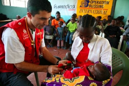 Stefan Lepp untersucht ein Kleinkind. Foto: David Darg