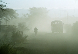 Wohin führt der Weg Kenias? Ein Bürgerkrieg scheint ebenso unausweichlich wie der Nebel auf der Straße nach Nairobi. Foto: Michael Götz/photocase