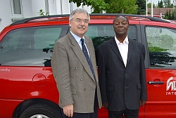 Bischof Mutume besuchte vor einigen Tagen die humedica-Hauptzentrale und bat um Hilfe für sein Land Simbabwe. Foto: humedica