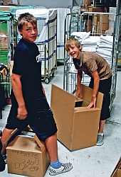 Michael (14 Jahre) und Florian (12 Jahre) Nothaft unterstützten die humedica-Arbeit ehrenamtlich. Foto: humedica