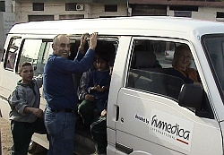 Der Kleinbus mit 14 Sitzplätzen hat der Arbeit unserer Partnerorganisation GWAM schon viele gute Dienste erwiesen. Foto: GWAM