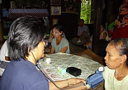 Geduldig warten die Patienten aus dem Ki Ka Yon auf Hilfe; nie zuvor war ein Arzt in ihrem Dorf gewesen. Foto: humedica