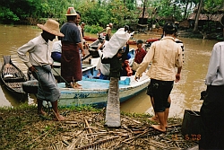 Viele Gebiete des Irrawaddy-Delta sind noch immer am besten per Boot erreichbar. Foto: humedica