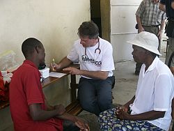 Helfen unter schwierigen Bedingungen: Dr. Markus Hohlweck auf Haiti. Foto: humedica