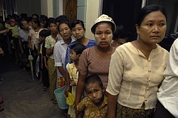 Lange Warteschlangen in Rangun: Die Patienten haben teilweise lange Wege auf sich genommen, um von den humedica-Ärzten behandelt zu werden. Foto: Jens Großmann/humedica