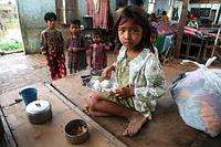 Neues aus Myanmar: humedica-Ärzteteams behandelten 100 Patienten - Menschen kommen mit Bussen