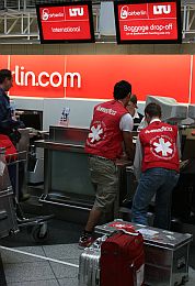 Krankenpfleger Benjamin Wiese (Tübingen) und der Bereichsleiter Projekte, Markus Köhler, beim Verladen des ungemein wichtigen Medi-Kits. Air Berlin/LTU hatte - wie schon häufig in den vergangenen 15 Jahren - kostenlose Tickets und Freigepäck für den Transport der Hilfsgüter bereitgestellt. Foto: humedica