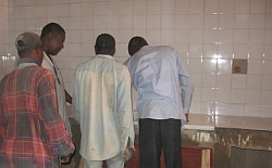 Sehr akribisch wurden die Fließenarbeiten von der Bauleitung kontrolliert. Foto: Sebastian Frank