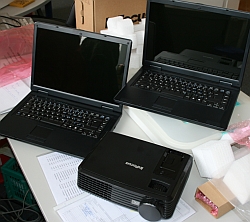 Einen Beamer und zwei tragbare Computer nahmen die Schwestern für ihre Arbeit mit Kindern dankbar entgegen. Foto: humedica