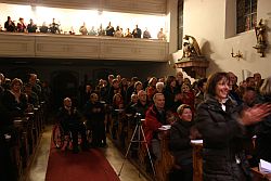 250 begeisterte Zuschauer erhoben sich nach einem beeindruckenden Konzert von ihren Plätzen. Foto: humedica
