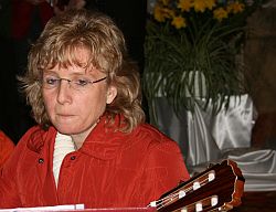 Ein bewegender Moment: Gitti Müller besingt die schwierigen Stunden im August 2007. Foto: humedica