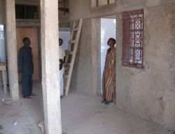 Bei der oft unerträglichen Mittagshitze freuen sich die Arbeiter über jede Baustellenbesichtigung im Innern der Räume. Foto: Sebastian Frank