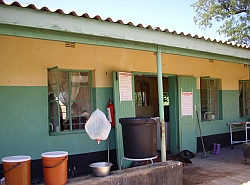 Eine saubereTrinkwassertonne und Eimer zur Entsorgung von infizierten Gegenständen: Die Maßnahmen gegen die Cholera-Epidemie laufen im Rahmen der gegebenen Möglichkeiten auf Hochtouren. Foto: humedica