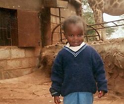 Chantal Wanjiku ist ein lebendiges kleines Mädchen, das dank der humedica-Einfallhilfen ein normales Leben führen wird. Foto: privat/humedica